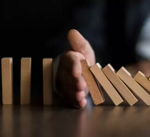 Hånd, der holder domino tilbage