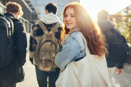 Ett öppet och rättvist virtuellt väntrum med första in, första ut-principen för studenter på universitet, högskolor, skolor och museer ger en lyckad upplevelse på nätet för utbildningsinstitutioner.