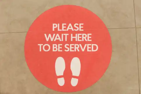 대기열 관리 대기줄의 고객 수는 웹사이트 또는 모바일 대기열의 번호표가 있는 대기열 관리 시스템에 따라 다릅니다. 평균 대기 시간은 이탈의 중요한 요인입니다.