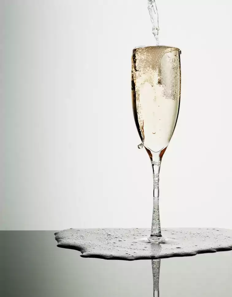 Glas overfyldt med champagne, du vil ikke have, at kunderne skal vente for længe på din begivenhed, vi anbefaler levering inden for en time