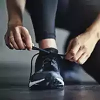 Tieing shoelace