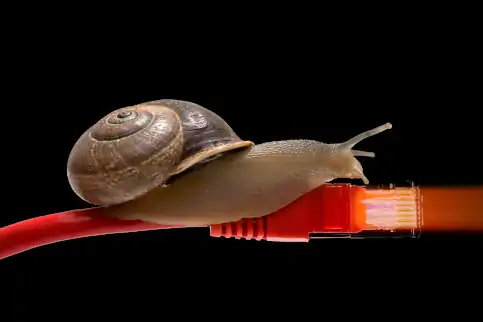 cu cât încărcătura mai mare din cauza vârfurilor de trafic este mai mare, cu atât mașinile devin mai lente.